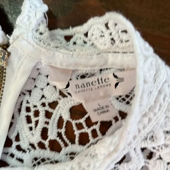 Nanette Lepore beautiful lace, sleeveless top. Zip up back. Size L - Picture 2 of 3